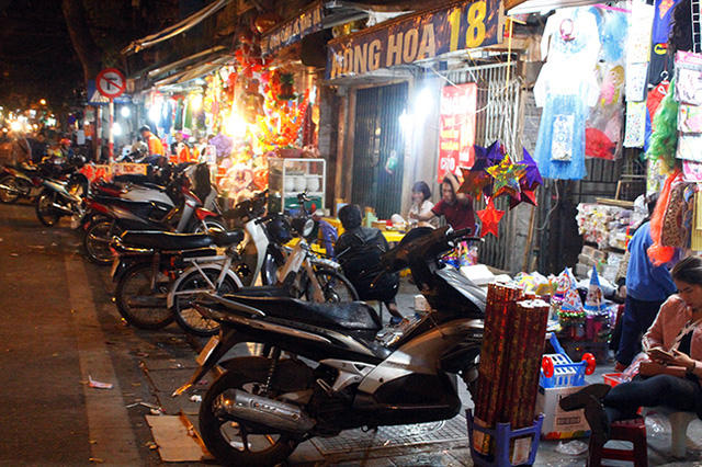 Hà Nội: Hàng quán “bủa vây” lòng đường, vỉa hè trong đêm