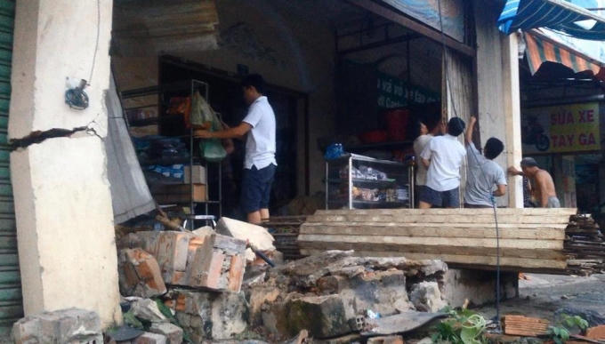 Nhiều mảng bê tông đổ sập.