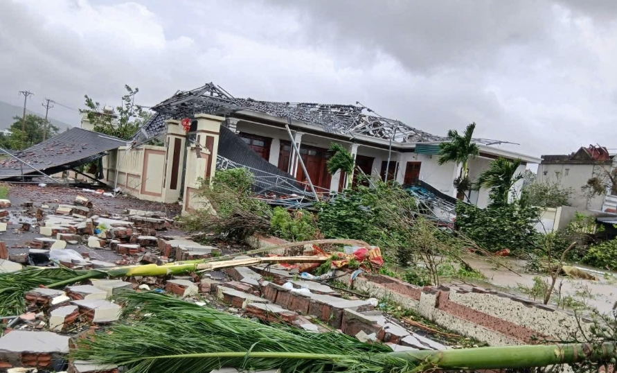 Khẩn trương hỗ trợ Nhân dân khắc phục hậu quả bão số 10 và mưa lũ