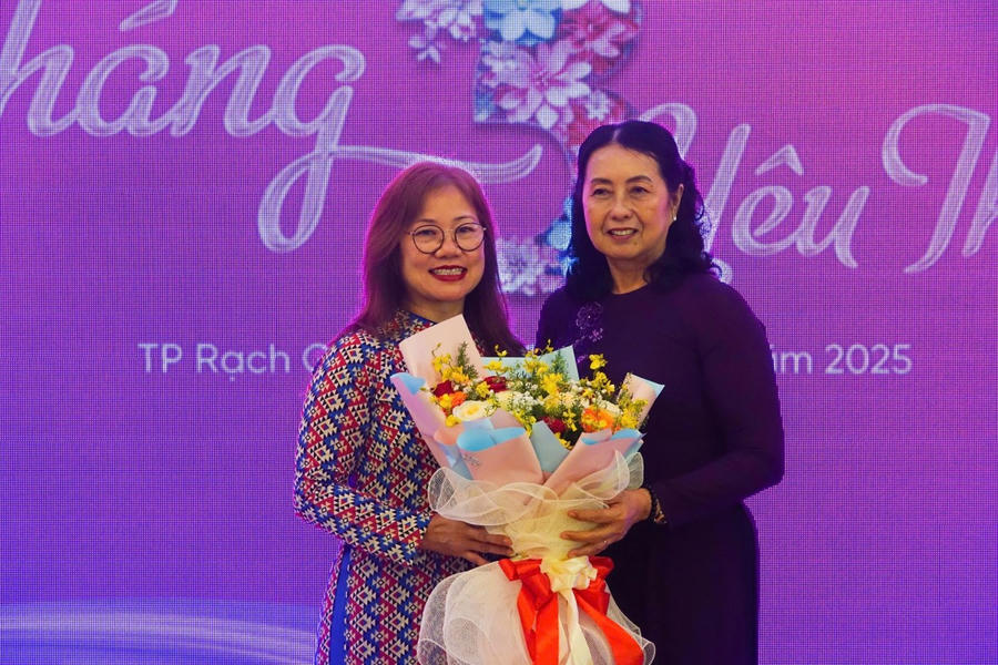 Bà Hồ Kim Liên - chủ tịch Hội Nữ doanh nhân Kiên Giang trao hoa cho diễn giả Jean Tran ở Úc - Ảnh: Khánh Thùy
