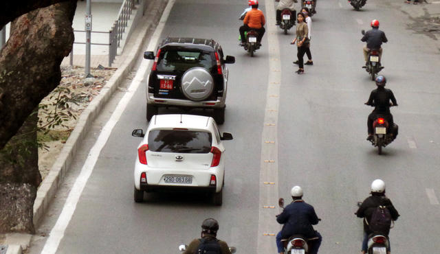 Xe biển trắng, biển đỏ "nối đuôi" nhau trên làn buýt nhanh. Không rõ xe biển đỏ này có đang đi làm nhiệm vụ khẩn cấp hay không nhưng hình ảnh trên khiến người đi đường bức xúc về ý thức tham giao thông của chủ phương tiện.