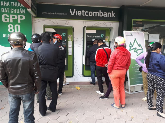 Đồng loạt tăng ph&iacute; r&uacute;t tiền ATM: Xem x&eacute;t dấu hiệu vi phạm