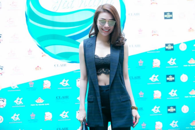 Trà Ngọc Hằng khoe vẻ đẹp gợi cảm, cá tính.