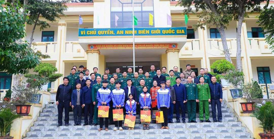 Những phần quà ý nghĩa đến với người dân, chiến sỹ vùng biên giới.