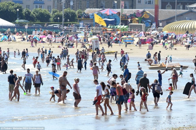 Người dân đổ xô ra biển để tránh nóng. (Ảnh: Daily Mail)
