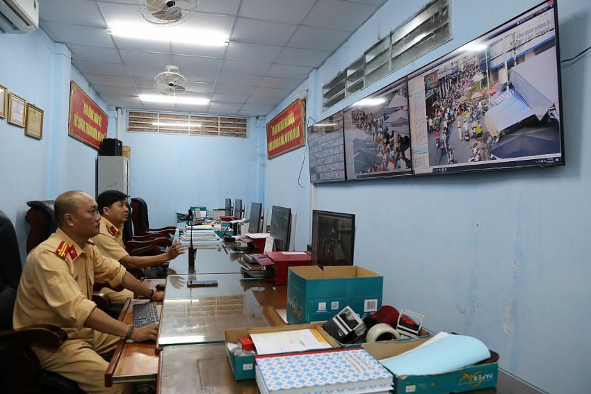 Tổ công tác trực tại trung tâm giám sát camera TP Sóc Trăng. Ảnh: Trọng Nghĩa
