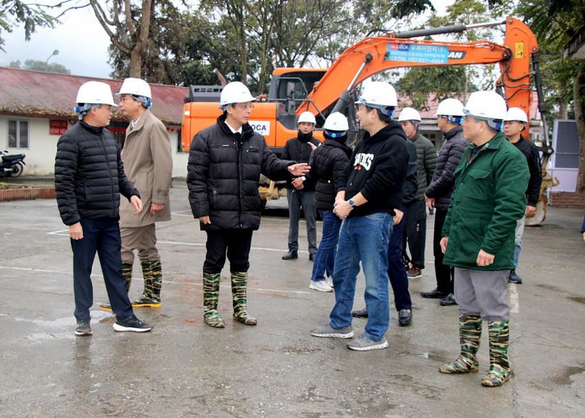 Lãnh đạo huyện Quản Bạ, Sở Y tế Hà Giang và đơn vị thi công kiểm tra triển khai công trình khoa khám, chữa bệnh và điều trị Bệnh viện Đa khoa huyện Quản Bạ. (Ảnh: Báo Hà Giang).