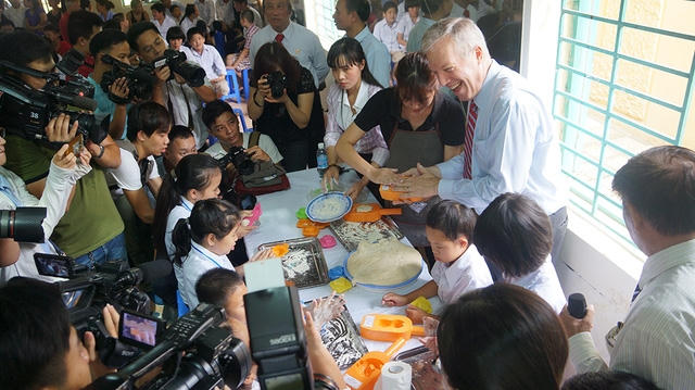 Đây là lần đầu tiên ông Osius đến thăm Làng Hữu Nghị Việt Nam, nơi đang nuôi dưỡng các nạn nhân bị nhiễm chất độc da cam, phần lớn là trẻ em.