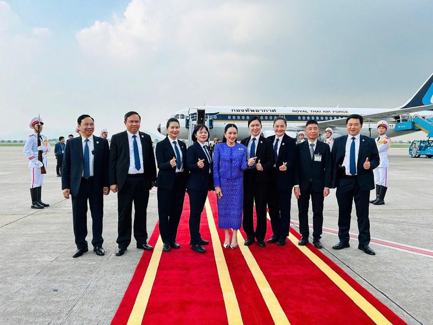 Các sỹ quan nữ chụp anh lưu niệm cùng với nữ Thủ tướng Thái Lan.