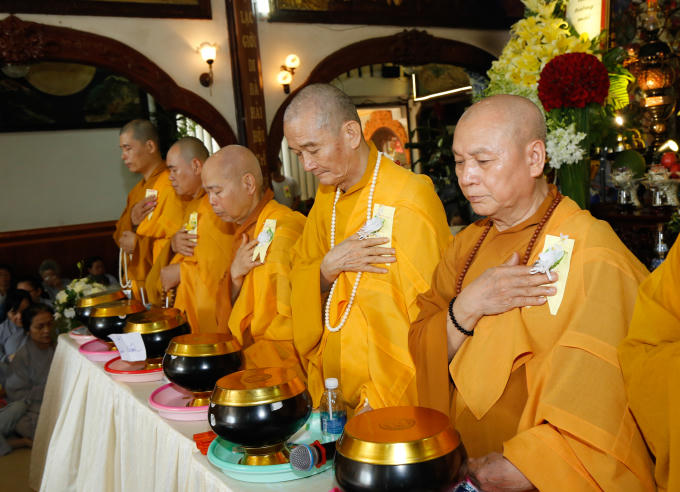 Phút tưởng nhớ các đáng sinh thành. Cài hoa hồng cho mùa Vu lan báo hiếu.