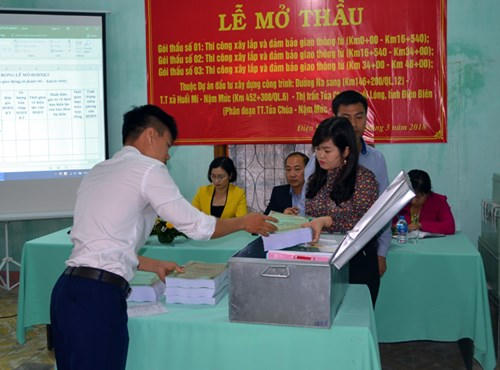 Lễ mở thầu diễn ra căng thẳng vì sự nghi ngờ tính minh bạch của gói thầu.