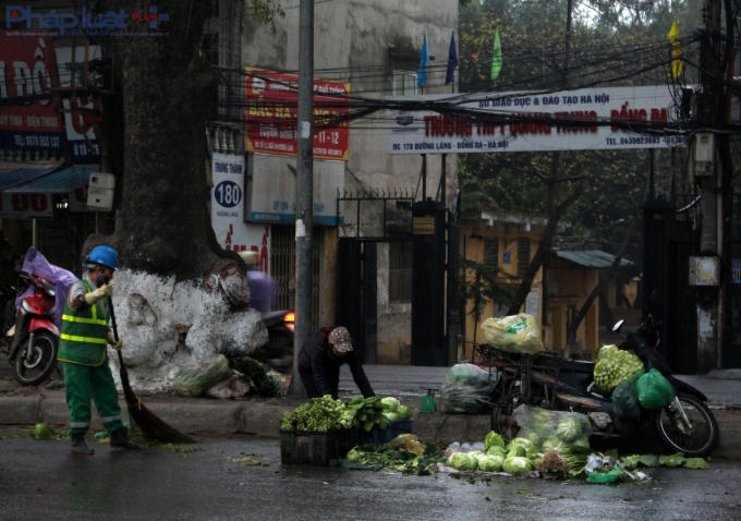 Ngay sau đó là phải dọn dẹp để di chuyển trước khi lượng giao thông lớn. (Ảnh: Đức Biên)