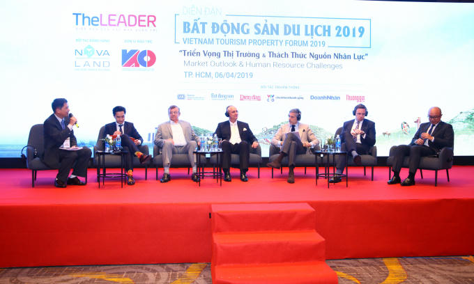 Các diễn giả tham gia buổi tọa đàm.