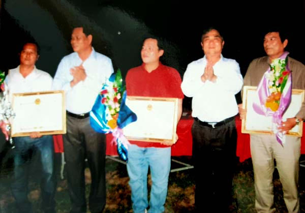 Tối 31/10/2016, lãnh đạo tỉnh Phú Yên trao Bằng khen cho các tập thể “hoàn thành xuất sắc nhiệm vụ đẩy nhanh tiến độ thi công dự án”, trong đó có Cty TNHH New City Việt Nam (đứng giữa), đơn vị “chủ lực” làm ảnh hưởng tiêu cực đến diện tích rừng. Ảnh: PV