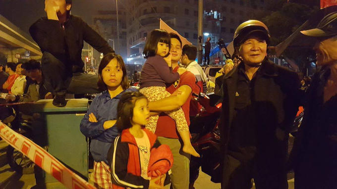 Cả gia đ&igrave;nh c&ugrave;ng thức chờ đợi theo d&otilde;i lắp r&aacute;p toa t&agrave;u.