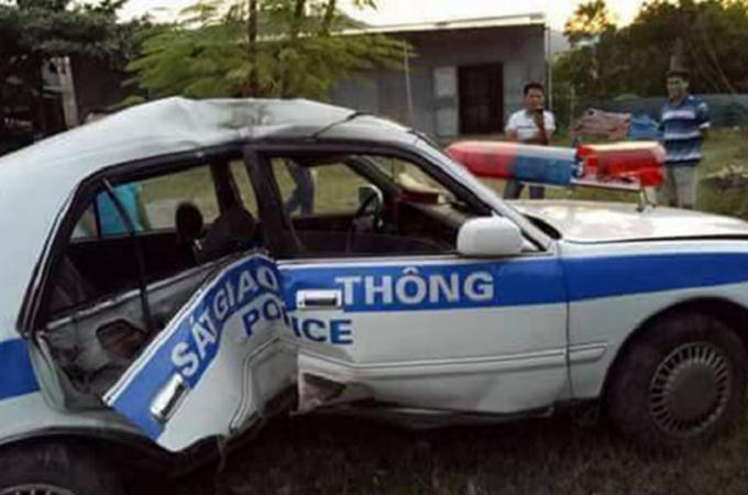 Chiếc xe CSGT bị lật và hư hại, khiến hai chiến sĩ CSGT bị thương.