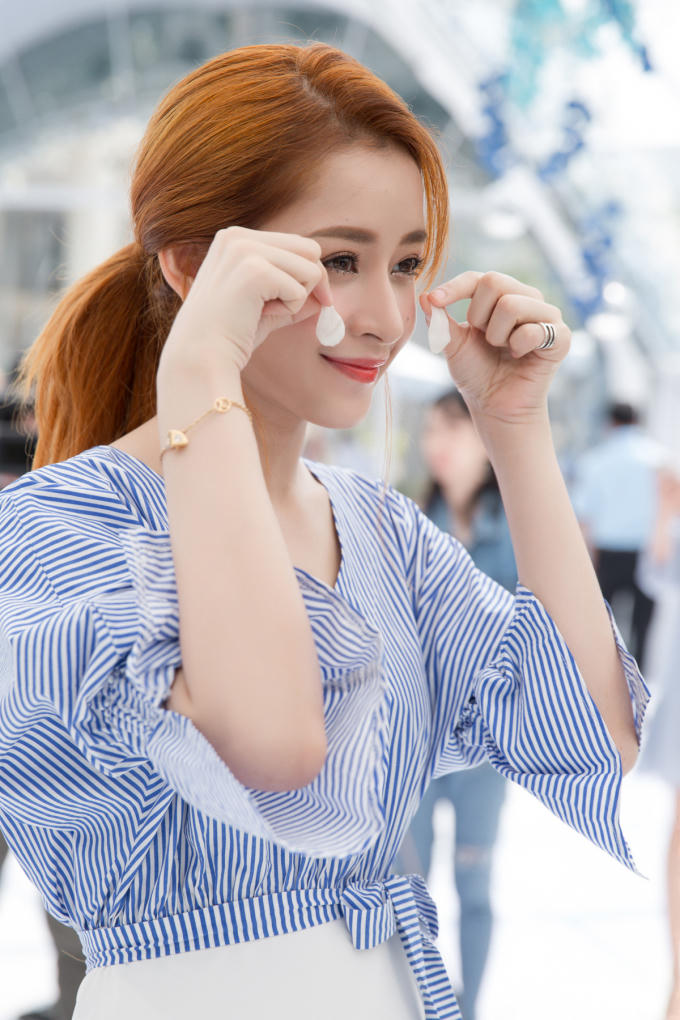 Màu tóc mới được nhiều người nhận xét mang đến cho Chi Pu vẻ ngoài cá tính, thời thượng nhưng không kém phần quyến rũ. Nữ diễn viên cho biết cô nhuộm tóc để làm mới hình ảnh bản thân, đồng thời để phù hợp với dự án sắp tới.