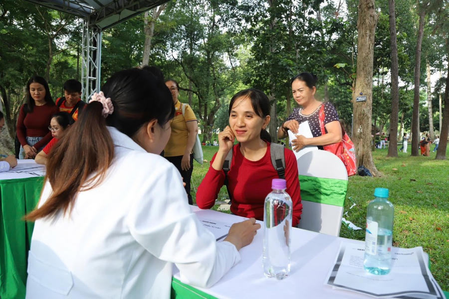 Bác sĩ tư vấn cho người tham dự.