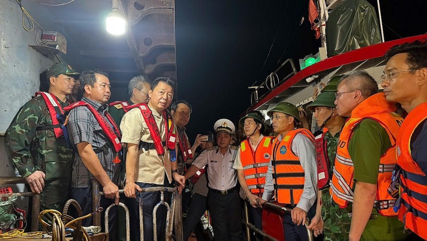 Phó Thủ tướng Trần Hồng Hà có mặt trực tiếp chỉ đạo công tác cứu hộ, cứu nạn tại hiện trường.