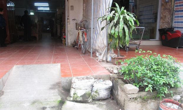 Hiện trường nơi chị Dương, anh Lập bị hàng xóm dẫn côn đồ đến đánh, chém.