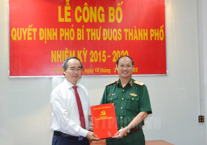 Bí thư Thành ủy TP HCM Nguyễn Thiện Nhân vừa trao quyết định của Ban Thường vụ Thành ủy TP HCM, chỉ định Thiếu tướng Nguyễn Văn Nam, Tư lệnh Bộ Tư lệnh TP giữ chức vụ Phó Bí thư Đảng ủy Quân sự TP nhiệm kỳ 2015 – 2020.