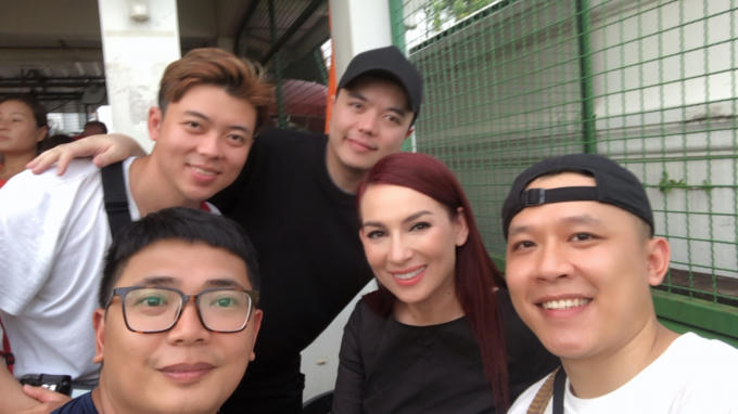Được xe của các nhãn hàng chu đáo đón nhưng cô vẫn thích được đi thuyền trên sông và xe tuk tuk, thích ăn lề đường và hoà đồng cùng mọi người.