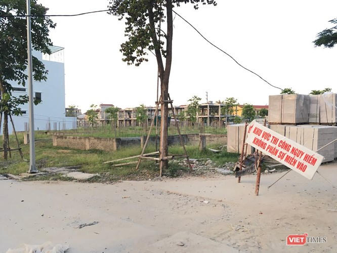 Nhiều khu vực của siêu dự án Khu đô thị Nam đường 32 (Westpoint Nam đường 32) của Công ty CP đầu tư và phát triển Lũng Lô 5 chưa hoàn chỉnh theo quy hoạch.