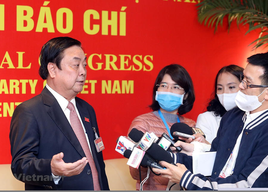 Đại biểu Lê Minh Hoan, Đoàn Đồng Tháp trao đổi với phóng viên bên lề Đại hội XIII của Đảng. (Ảnh: Đức Duy/Vietnam+)