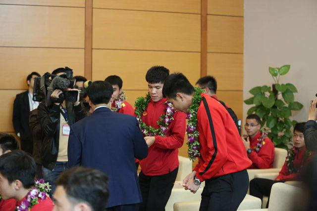 Bộ trưởng Nguyễn Ngọc Thiện lì xì cho các tuyển thủ Việt Nam