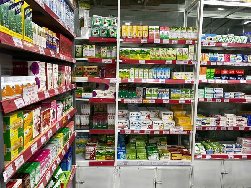 Quầy thuốc và thực phẩm chức năng được một pháp nhân khác kinh doanh phục vụ người dân.
					
				
			
			Quầy thuốc và thực phẩm chức năng được một pháp nhân khác kinh doanh phục vụ người dân.