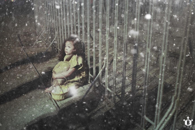 Nhưng con người ngoài xã hội cũng lạnh lùng bước qua chẳng khác gì cái rét của đêm đông.