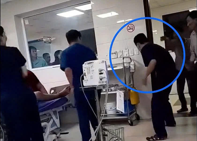 Điều dưỡng bị người nhà bệnh nhân đạp vào bụng khi đang đi lấy dụng cụ cấp cứu (Ảnh cắt từ clip).