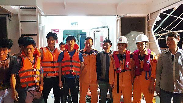 16 thuyền viên trên tàu được cấp cứu kịp thời đưa vào đất liền an toàn