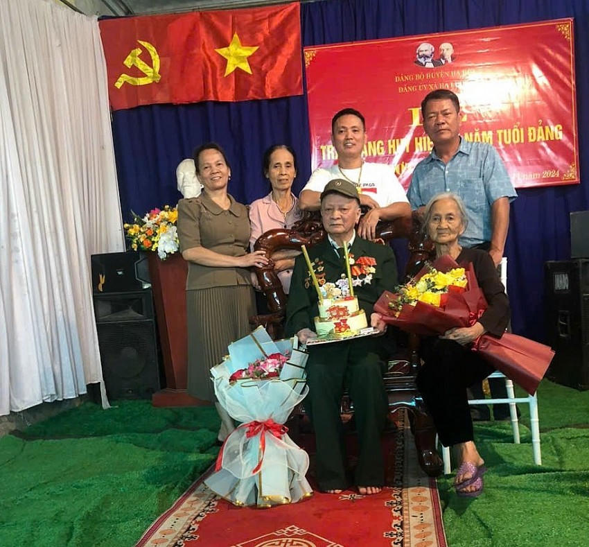 Các con, cháu của cụ nhiều người đứng trong hàng ngũ của Đảng, luôn nỗ lực học tập, lao động để cống hiến cho quê hương, xứng đáng với truyền thống gia đình.