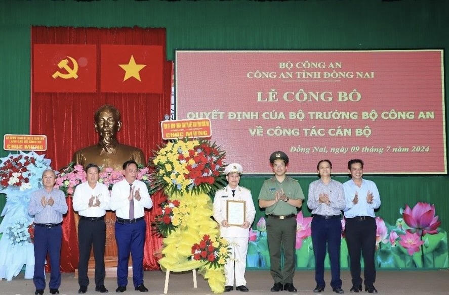 Lãnh đạo tỉnh Đồng Nai chúc mừng Tân Phó Giám đốc Công an tỉnh Đồng Nai.