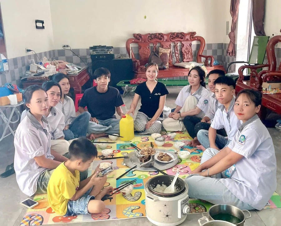 Chị Nguyễn Ngọc Hải (áo đen ở giữa) cho nhiều em học sinh và người nhà ở Lâm Thao nghỉ nhờ trong mùa thi