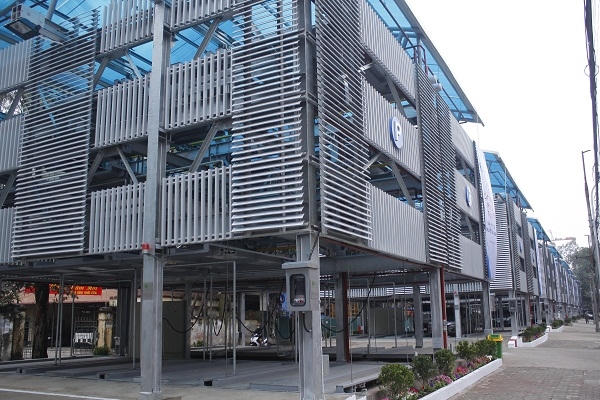 Hệ thống giàn thép đỗ xe cao tầng và các công trình phụ trợ gồm: Nhà điều hành, hệ thống điện chiếu sáng, hệ thống PCCC, cấp thoát nước, đường giao thông nội bộ. Ảnh: Như Trường.