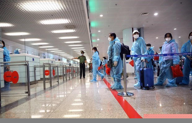 Hành khách đợi làm thủ tục nhập cảnh vào Việt Nam. (Ảnh minh họa: Huy Hùng/TTXVN)