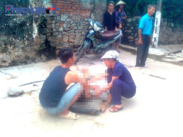 Người nhà khóc lịm khi chứng kiến sự việc.