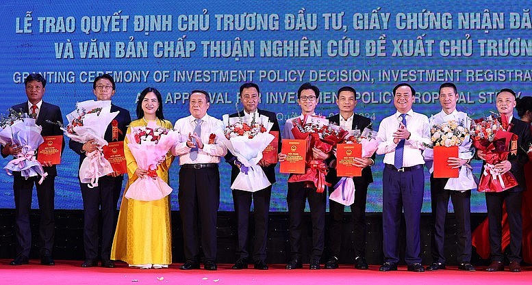 Lãnh đạo tỉnh Quảng Trị trao giấy chứng nhận đăng ký đầu tư, quyết định chấp thuận chủ trương đầu tư cho các nhà đầu tư - Ảnh VGP/Đức Tuân