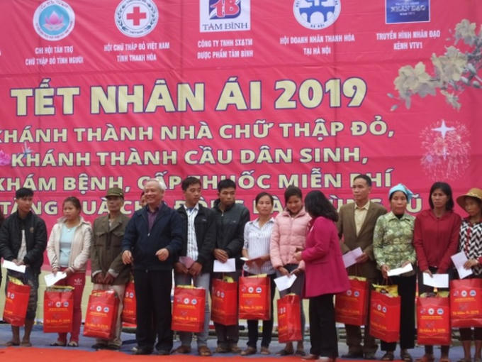 Bà con vùng lũ Quan Hóa vui mừng nhận quà từ đoàn công tác.