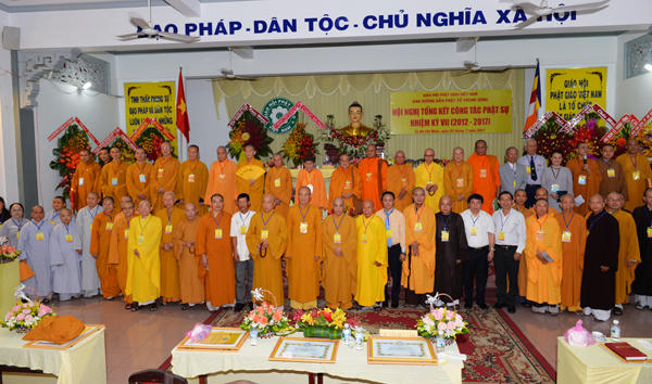 Các đại biểu chụp ảnh lưu niệm.