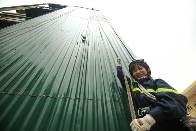 Đại úy Ngọc Lan tâm sự, “tôi sinh ra trong nhà có truyền thống lực lượng công an, được thừa hưởng "gen mạnh mẽ" từ người mẹ - một giáo viên võ thuật của Trường cao đẳng Trại giam”.