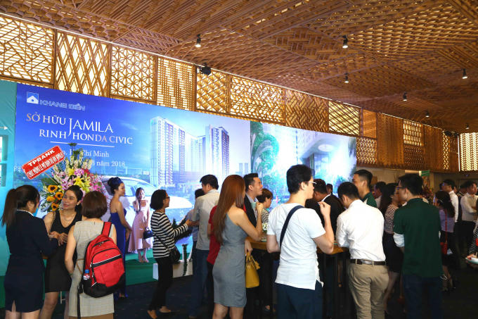 Quan khách cùng người thân và bạn bè tìm hiểu dự án căn hộ Jamila