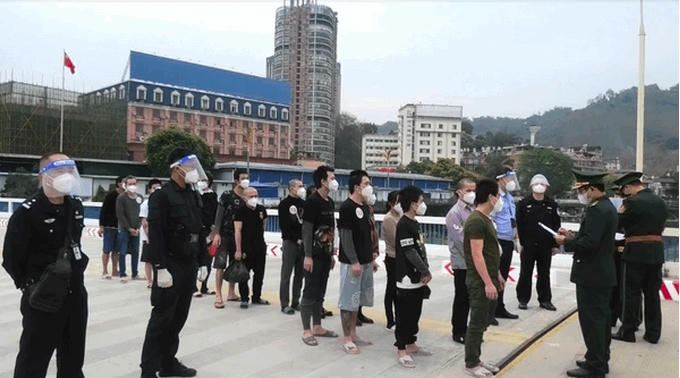 Trạm biên phòng cửa khẩu quốc tế Lào Cai phối hợp cùng công an tỉnh Lào Cai tiếp nhận 117 công dân vượt biên trái phép do biên phòng Trung Quốc trao trả (Ảnh: Biên phòng Lào Cai).