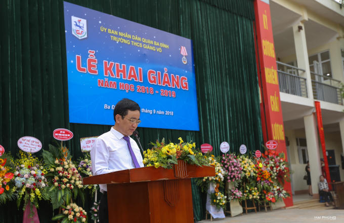 Thầy giáo Đoàn Công Thạo - Hiệu trưởng trường THCS Giảng Võ phát biểu tại buổi lễ khai giảng năm học mới.