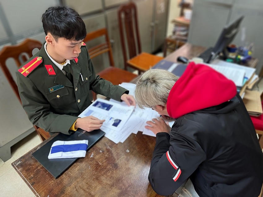 Tẩn V.N. tại cơ quan công an. (Ảnh: Mạnh Thắng).