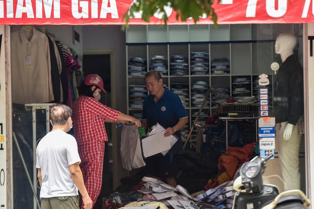 Nhiều cửa hàng, quán xá bắt đầu trở lại buôn bán. Khi có khách hỏi, người bán vẫn phục vụ như ngày thường.