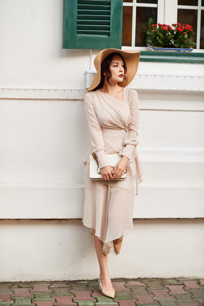 Dương Cẩm Lynh vắt kiệt sức chạy show