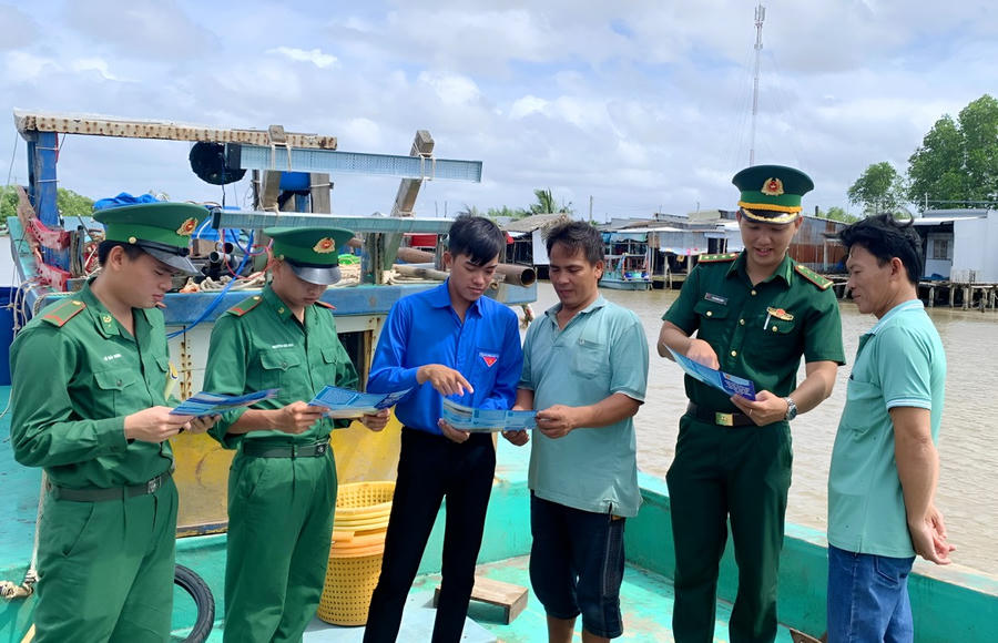 Lực lượng Bộ đội Biên phòng Cà Mau đẩy mạnh tuyên truyền, vận động ngư dân chấp hành nghiêm các quy định về chống khai thác IUU.